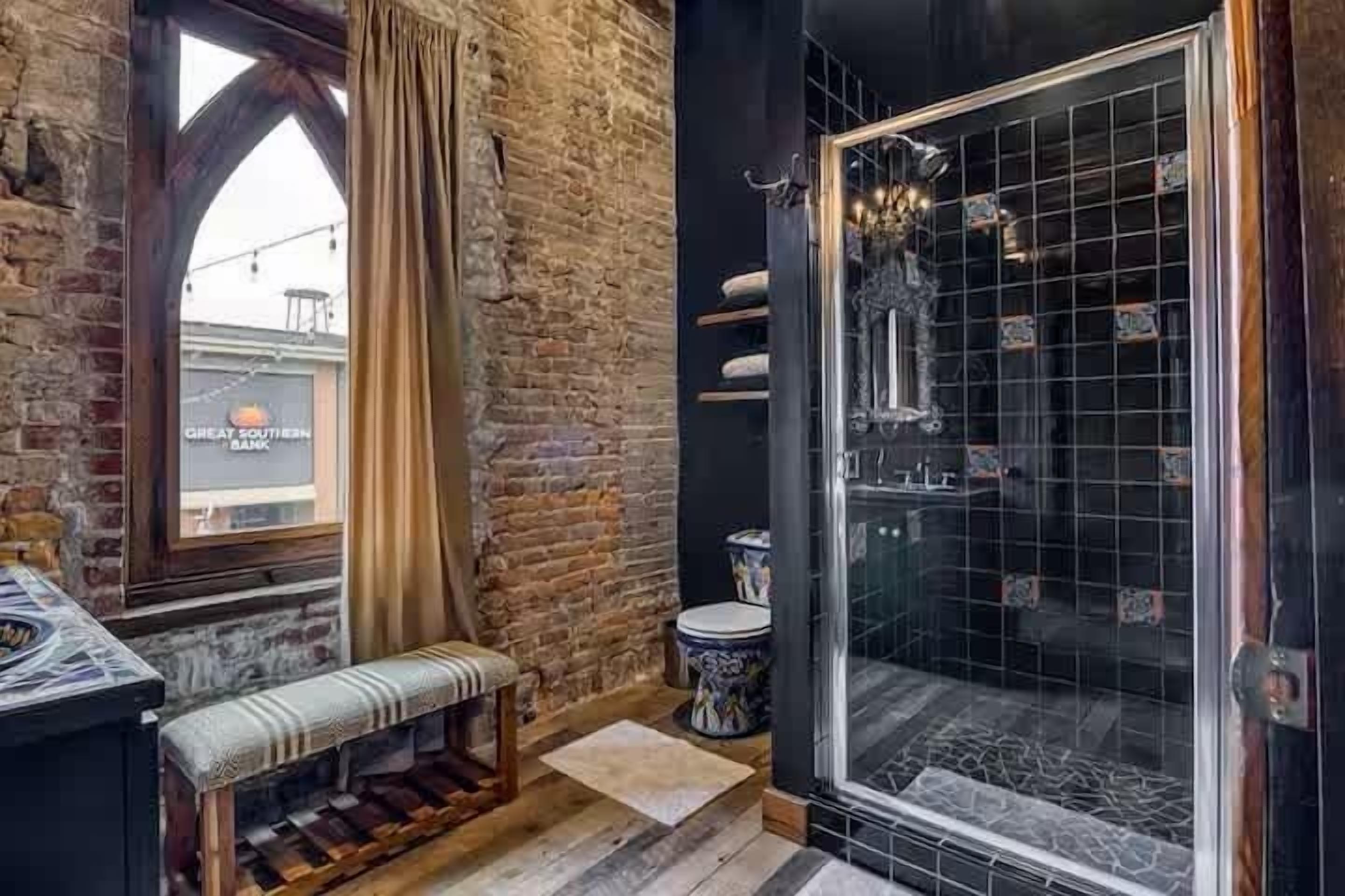 Douche, sèche-cheveux, serviettes fournies