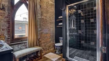 Douche, sèche-cheveux, serviettes fournies