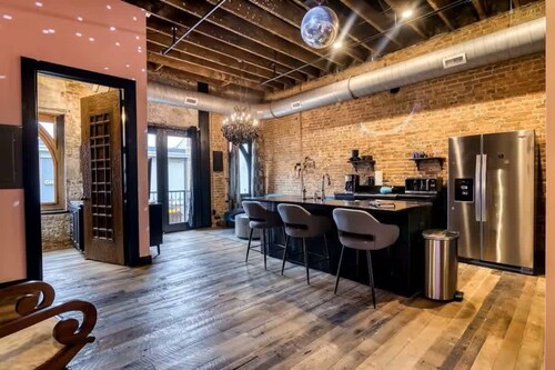 Welcome to Black Palace-A! A beautiful downtown loft with easy access to everyth