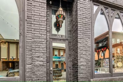Welcome to Black Palace-D! A beautiful downtown loft with easy access to everyth