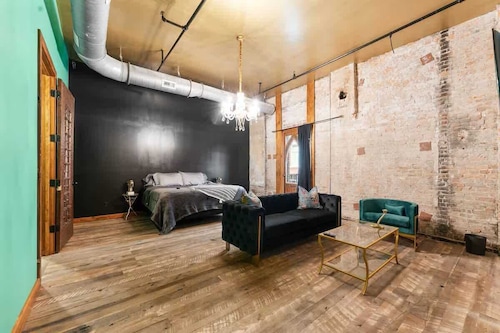 Welcome to Black Palace-D! A beautiful downtown loft with easy access to everyth