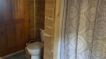 Secadora de cabello, toallas, jabón, papel de baño