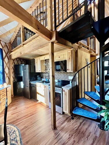 Rascally Rabbit Yurt - Shenandoah VA - Hot tub, wood burning fireplace, wifi