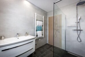 Dusche, Haartrockner, Handtücher, Seife