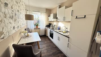 Refrigerador, microondas, parrilla de estufa y cafetera y tetera