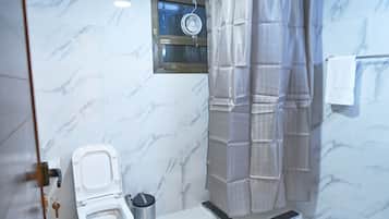 Chinelos, toalhas de banho, sabonete, shampoo