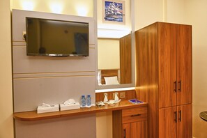 Phòng 3 Tiêu chuẩn, quang cảnh thành phố | Bàn, khu vực làm việc phù hợp cho laptop