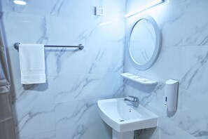 Dép đi trong nhà, khăn tắm, xà phòng, dầu gội