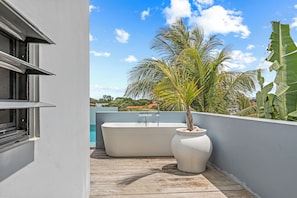 Property grounds - 3-bedroom Villa overlooking the Spanish Water, 5-minutes away from Jan Thiel (Willemstad)