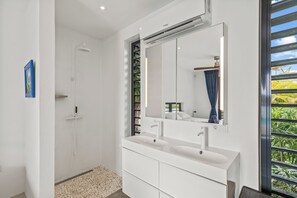 Dusche, Haartrockner, Handtücher, Seife