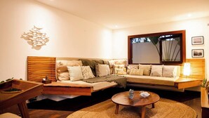 Ein modernes Wohnzimmer mit einer Couch, einem Couchtisch und einem Holznachttisch.