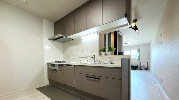 A modern kitchen with a built-in stove, oven, and dishwasher, a large island with a sink, and a window with a view. - NEW! [Built in 2024, Entire Newly Built House for Rent / Free Parking Available] Experience Osaka’s Old Town! Conveniently located just 8 minutes by train from Namba! Excellent access to Osaka, Kyoto, and Nara! (大阪市)