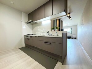 Private kitchen - NEW! [Built in 2024, newly built house for rent/free parking] Conveniently located 8 minutes to Namba by train! Excellent access to Osaka, Kyoto and Nara! (大阪市)