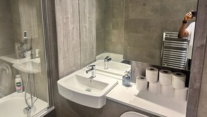 A modern bathroom with a glass-enclosed shower, two sinks, and a mirror reflecting a towel rack. - Cozy 2-bed Apt, Sleeps 4 Near Jewellery Quarter (Birmingham)