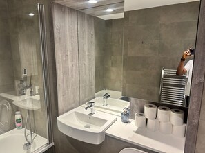 Apartamento | Banheiro | Banheira e chuveiro separados, banheira de imersão, toalhas de banho