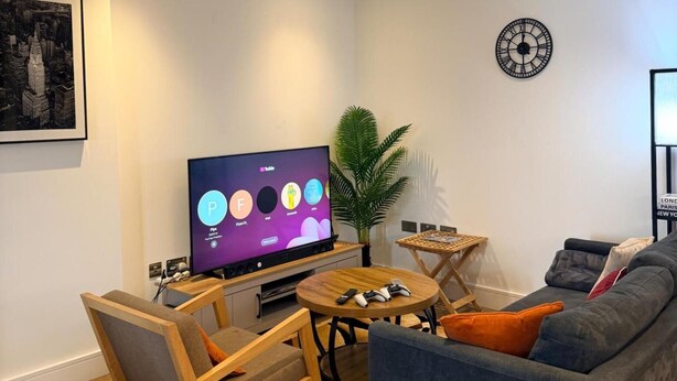 Living area - Cozy 2-bed Apt, Sleeps 4 Near Jewellery Quarter (Birmingham)