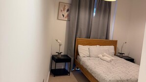 2 bedrooms, iron/ironing board, free WiFi, bed sheets - Cozy 2-bed Apt, Sleeps 4 Near Jewellery Quarter (Birmingham)