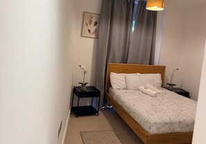 2 bedrooms, iron/ironing board, free WiFi, bed sheets - Cozy 2-bed Apt, Sleeps 4 Near Jewellery Quarter (Birmingham)