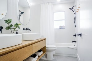 Douche, sèche-cheveux, serviettes fournies, savon