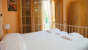 Hypo-allergenic bedding, free WiFi, bed sheets