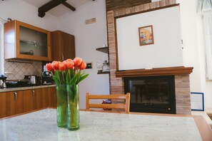 Exclusive villa, 4 hálószobával | Nappalirész | LED-tévé és streamszolgáltatások