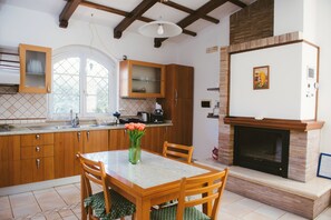 Villa – exclusive, 4 soverom | Oppholdsområde | En 32-tommers LED-TV med digitale kanaler samt strømmetjenester