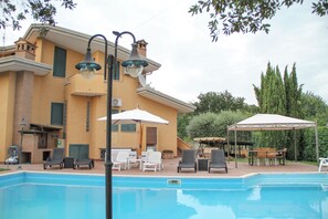 Piscine extérieure (ouverte en saison)