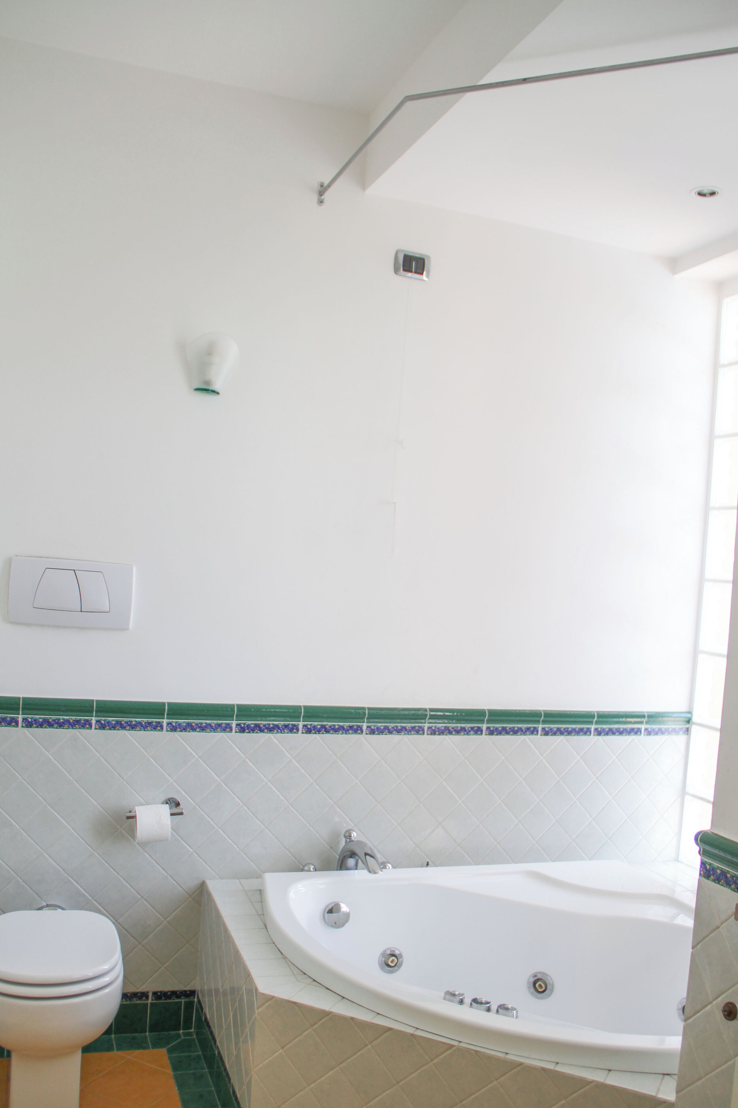 A bathroom with a toilet, sink, and bathtub.