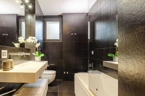 Shower, jetted bath, hair dryer, bidet - DOMUS URBANA 152 | MONTI COLOSSEO | (Roma)