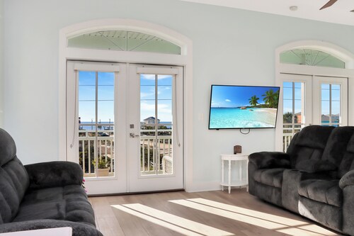 🌊Dog Friendly Home with Private Pool-Steps to the Beach-Salty Owl🌊