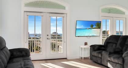 🌊Dog Friendly Home with Private Pool-Steps to the Beach-Salty Owl🌊