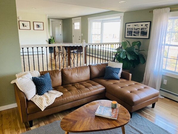 Smart TV, fireplace - Spacious Charming Kennebunk Home (Kennebunk)