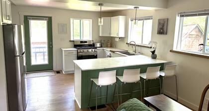 Modern Private 2-bedroom house in Batavia with yard, 15 minutes from Darien Lake