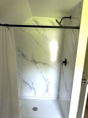 Douche, sèche-cheveux, serviettes fournies, savon