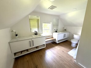 Ducha, secador de pelo, toallas, jabón