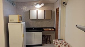 Microwave, stovetop, cookware/dishes/utensils