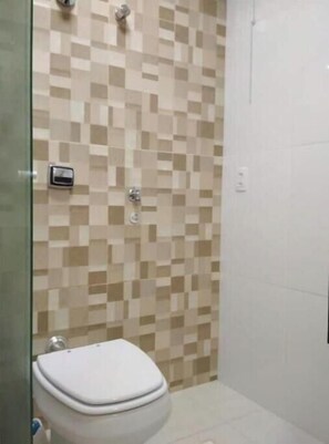 Bathroom - Studio with air conditioning. Canto Forte/PRAIA GRANDE/SP (Marapé Santos)