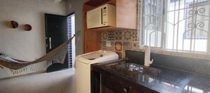 Secadora de cabello, toallas, jabón, papel de baño 