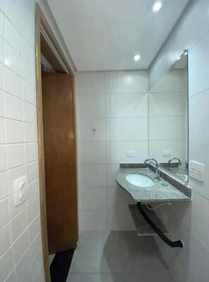 Serviettes fournies, savon, papier de toilette