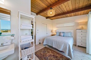 2 bedrooms, desk, free WiFi, bed sheets