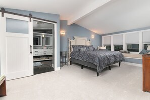 5 bedrooms, iron/ironing board, WiFi, bed sheets - Lake Views, Pool & Hot Tub! Steps To Beach! (Benton Harbor)