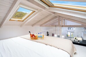 1 quarto, ferros/tábuas de passar roupa, berço de viagem