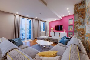 Smart TV, books, stereo - Voyage. Your journey begins. (Birgu)