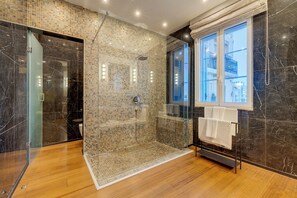 Douche, sèche-cheveux, serviettes fournies, savon