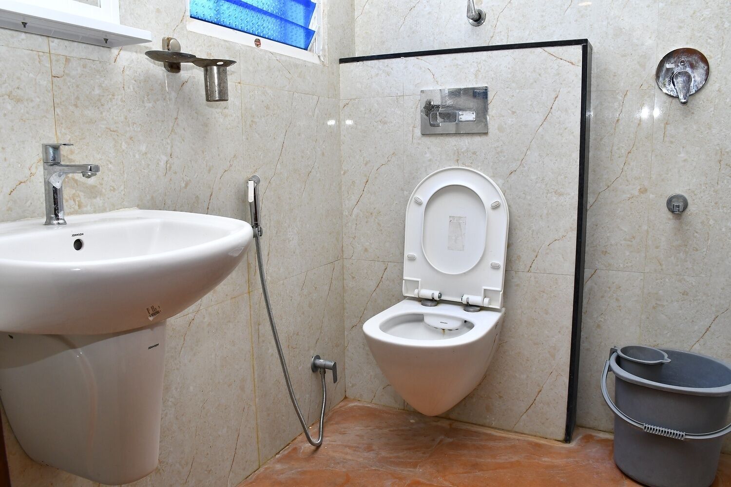 Een badkamer met een wastafel, toilet en douche.