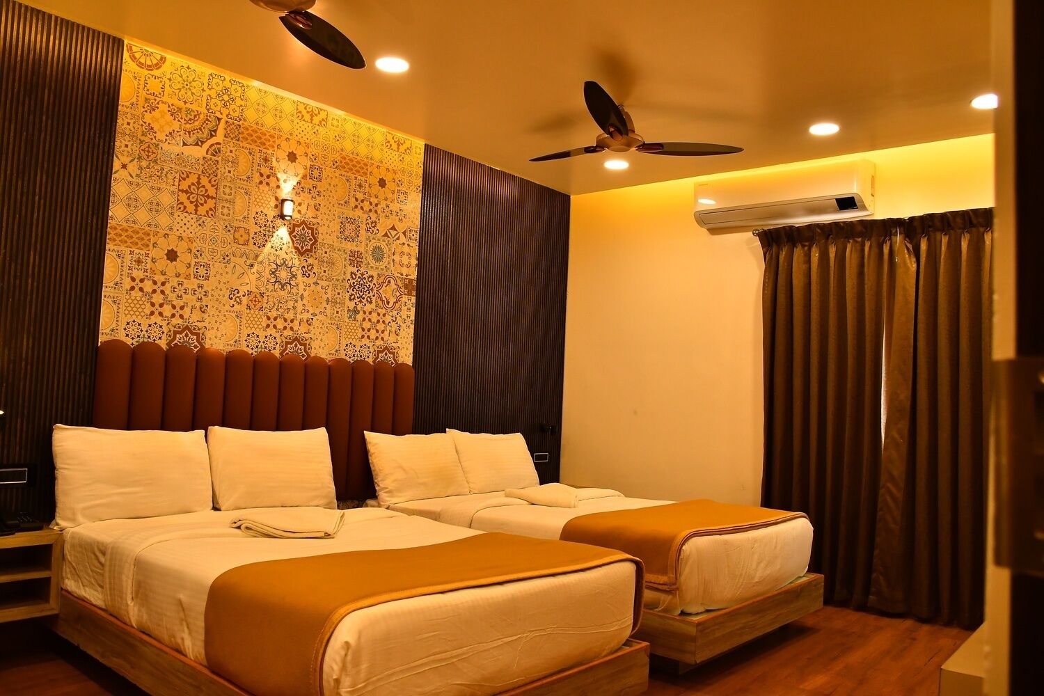 ファミリー 4 人部屋 | デスク、ノートパソコン用作業スペース、WiFi (無料)、ベッドシーツ