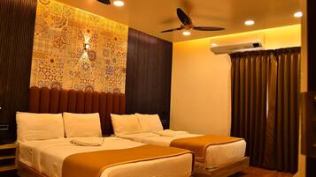 Family Quadruple Room | Desk, laptop workspace, free WiFi, bed sheets