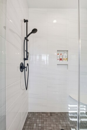 Een douche, een haardroger, handdoeken, zeep