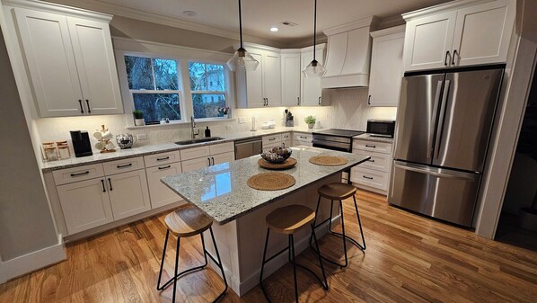 Micro-ondes, four, plaque de cuisson, lave-vaisselle