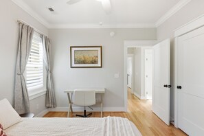 3 Schlafzimmer, Schreibtisch, Bügeleisen/Bügelbrett, WLAN